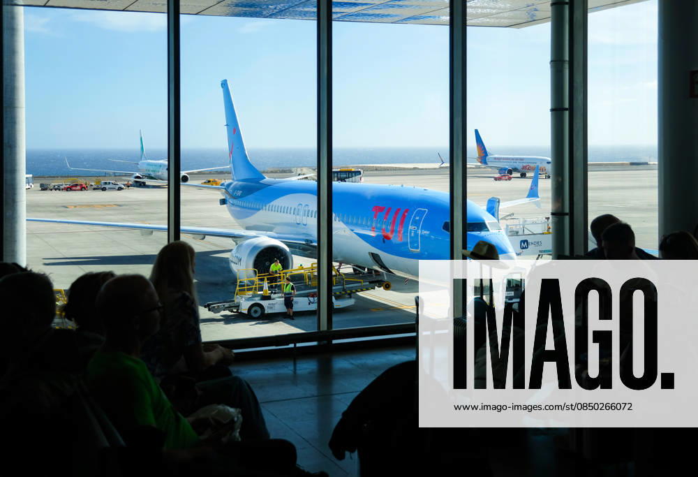 Santa Cruz, Teneriffa, Kanaren, Spanien - TUI Maschine Boeing 737 Max 8 (Dakar G-TUPD) steht bereit zum Einsteigen. Urlauber warten am Gate auf das Boarding zum Rueckflug nach Hause, in die Heimat. Aeropuerto de Tenerife Sur TFS. Santa Cruz de Tenerife Teneriffa Spanien