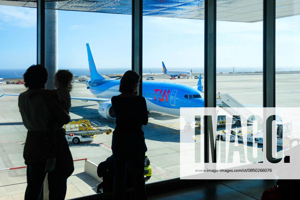 Santa Cruz, Teneriffa, Kanaren, Spanien - TUI Maschine Boeing 737 Max 8 (Dakar G-TUPD) steht bereit zum Einsteigen. Urlauber warten am Gate auf das Boarding zum Rueckflug nach Hause, in die Heimat. Aeropuerto de Tenerife Sur TFS. Santa Cruz de Tenerife Teneriffa Spanien