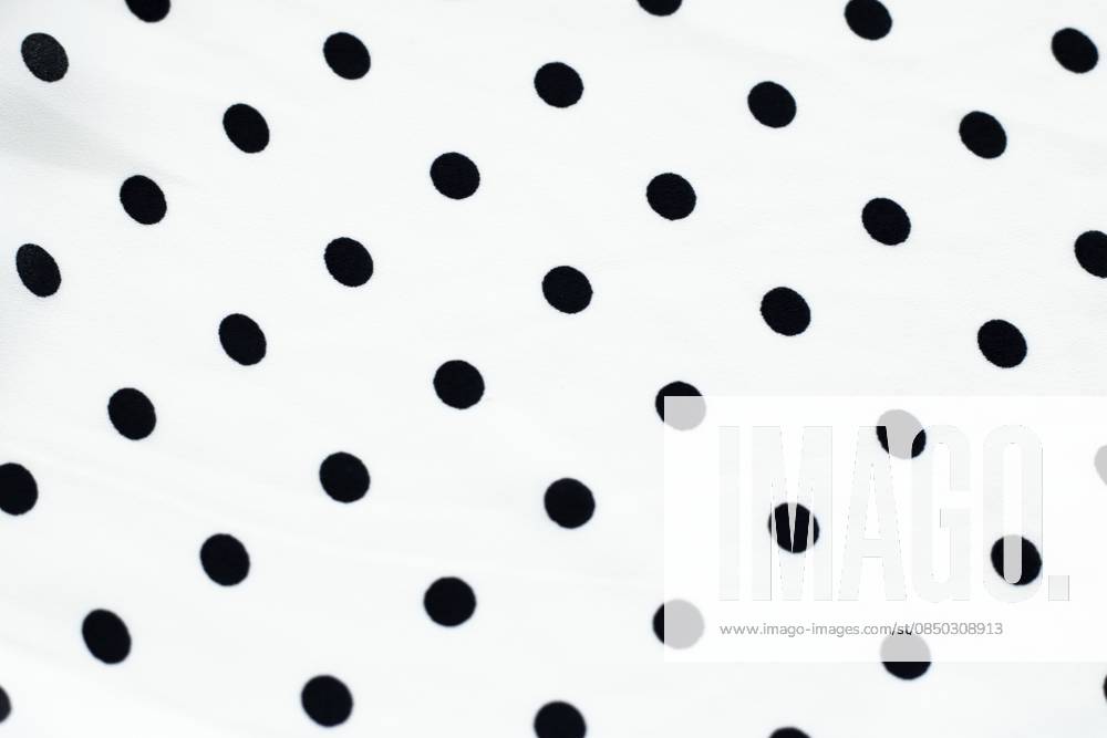 Modedesign, Inneneinrichtung und Vintage Materialkonzept — klassische gepunktete textile Hintergrundtextur, schwarze Punkte auf weißem luxuriösem Stoffdesignmuster Fashion design, interior decor and vintage material concept - Classic polka dot textile background texture, black dots on white luxury fabric design pattern