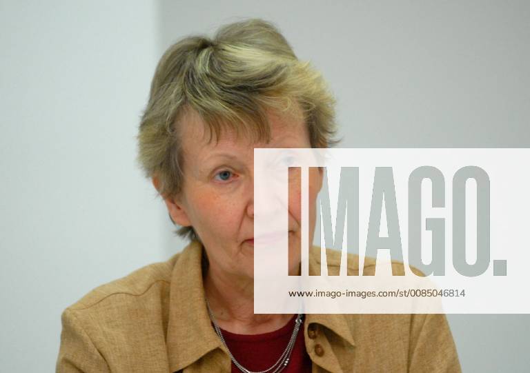 Eva-Maria Kiklas (Bundesteam KirchenVolksBewegung Wir sind Kirche) sitzt am Mittwoch (24.05.2006) bei einer Pressekonferenz der kirchlichen Reformgruppen anlässlich des 96. Deutschen Katholikentages in der Arbeitskammer in Saarbrücken.
