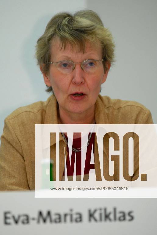 Eva-Maria Kiklas (Bundesteam KirchenVolksBewegung Wir sind Kirche) sitzt am Mittwoch (24.05.2006) bei einer Pressekonferenz der kirchlichen Reformgruppen anlässlich des 96. Deutschen Katholikentages in der Arbeitskammer in Saarbrücken.