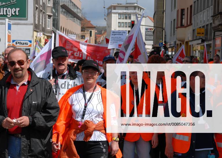 Mehrere tausend Menschen demonstrieren am Dienstag (25.04.2006) in Saarbrücken gegen die, aus Sicht der Gewerkschaft ver.di, Blockadehaltung der saarländischen Landeslandesregierung im Tarifkonflikt zwischen Land und Landesbediensteten. Ver.di und der deutsche Beamtenbund (dbb) hatten zu der Demonstration aufgerufen. Dem Ruf folgten nach Gerwerkschaftangaben rund 6.000 Menschen, die Polizei spricht von 3.500.