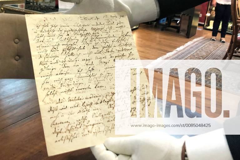 Einen handgeschriebenen Brief von Friedrich Schiller versteigert das Stuttgarter Auktionshaus Eppli am 23. oder 24.11.18 fuer einen guten Zweck (Foto vom 21.08.18 im Auktionshaus). Der Erloes fuer das Schreiben aus dem Jahr 1794 soll je zur Haelfte der evangelischen wuerttembergischen Landeskirchenstiftung sowie der Stiftung Saut Kuu ( Starke Stimmen ) von Auma Obama, Schwester des frueheren US-Praesidenten Barack Obama, zugutekommen. In dem Brief an den befreundeten Schriftsteller Christian Gottfried Koerner beschreibt Schiller Eindruecke eines mehrwoechigen Aufenthalts in Stuttgart. (Siehe epd-Meldung vom 21.08.2018) Schiller-Brief kommt fuer guten Zweck unter den Hammer