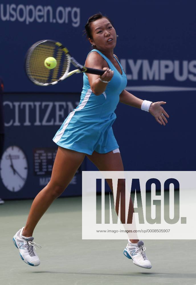 US Open 2011, USTA Billie Jean King National Tennis Center, Flushing Meadows, New York,ITF Grand Slam Tennis Tournament, Vania King (USA), Aktion,Einzelbild,Ganzkörper,Hochformat