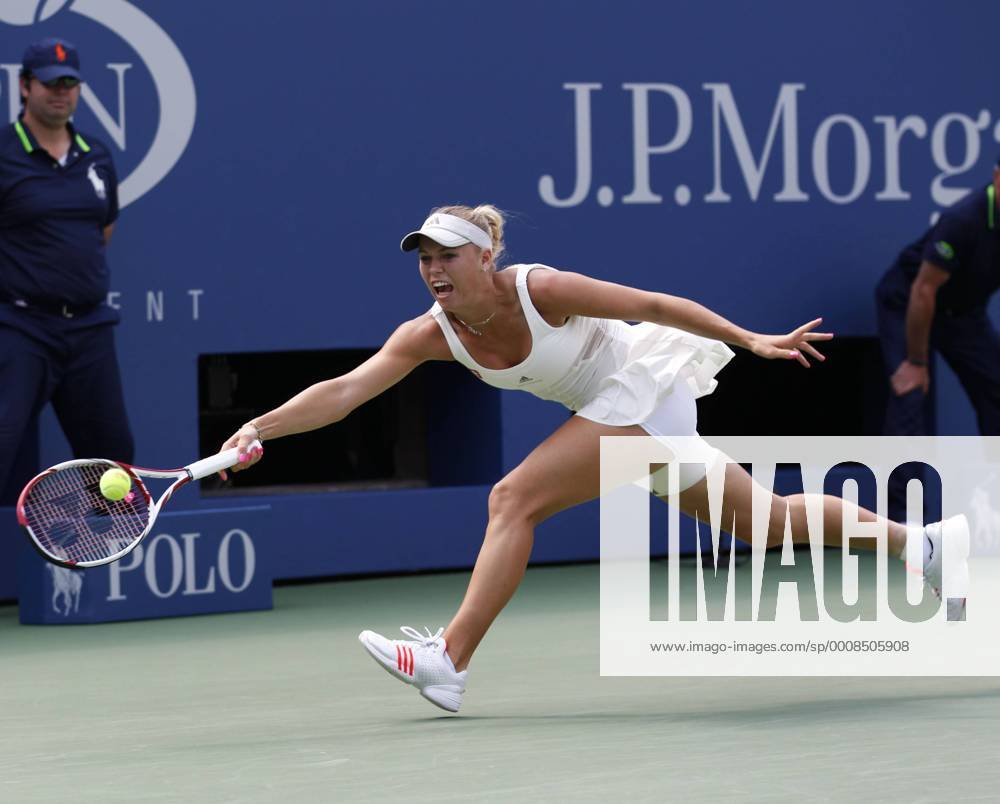 US Open 2011, USTA Billie Jean King National Tennis Center, Flushing Meadows, New York,ITF Grand Slam Tennis Tournament, Caroline Wozniacki (DEN),Aktion,Einzelbild, Ganzkörper,Querformat