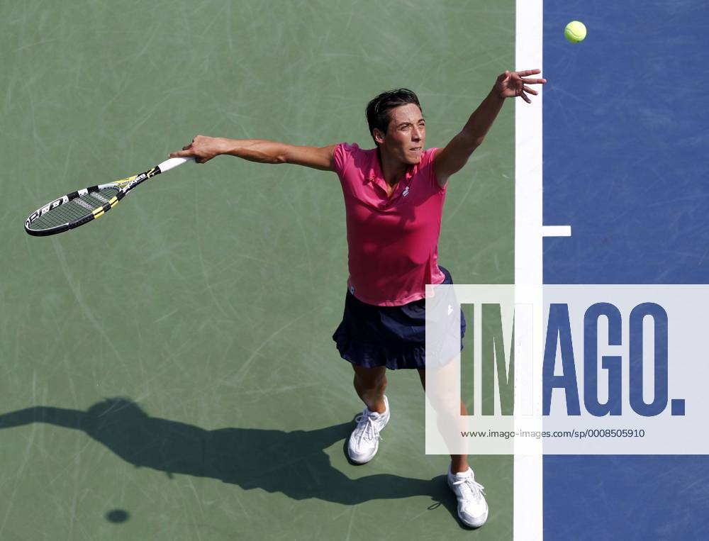 US Open 2011, USTA Billie Jean King National Tennis Center, Flushing Meadows, New York,ITF Grand Slam Tennis Tournament, Francesca Schiavone (ITA),Aktion,Einzelbild, Ganzkörper,von oben,Querformat
