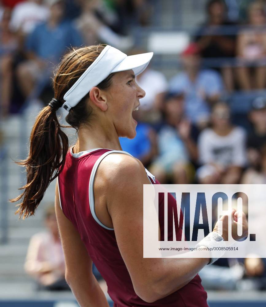 US Open 2011, USTA Billie Jean King National Tennis Center, Flushing Meadows, New York,ITF Grand Slam Tennis Tournament, Chanelle Scheepers (RSA) macht die Faust und jubelt,Jubel,Emotion,Aktion,Einzelbild, Halbkörper,Hochformat