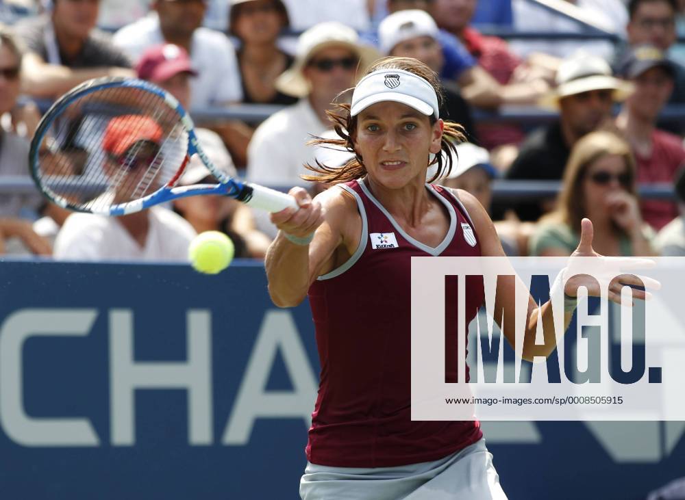 US Open 2011, USTA Billie Jean King National Tennis Center, Flushing Meadows, New York,ITF Grand Slam Tennis Tournament, Chanelle Scheepers (RSA),Aktion,Einzelbild,Halbkörper,Querformat
