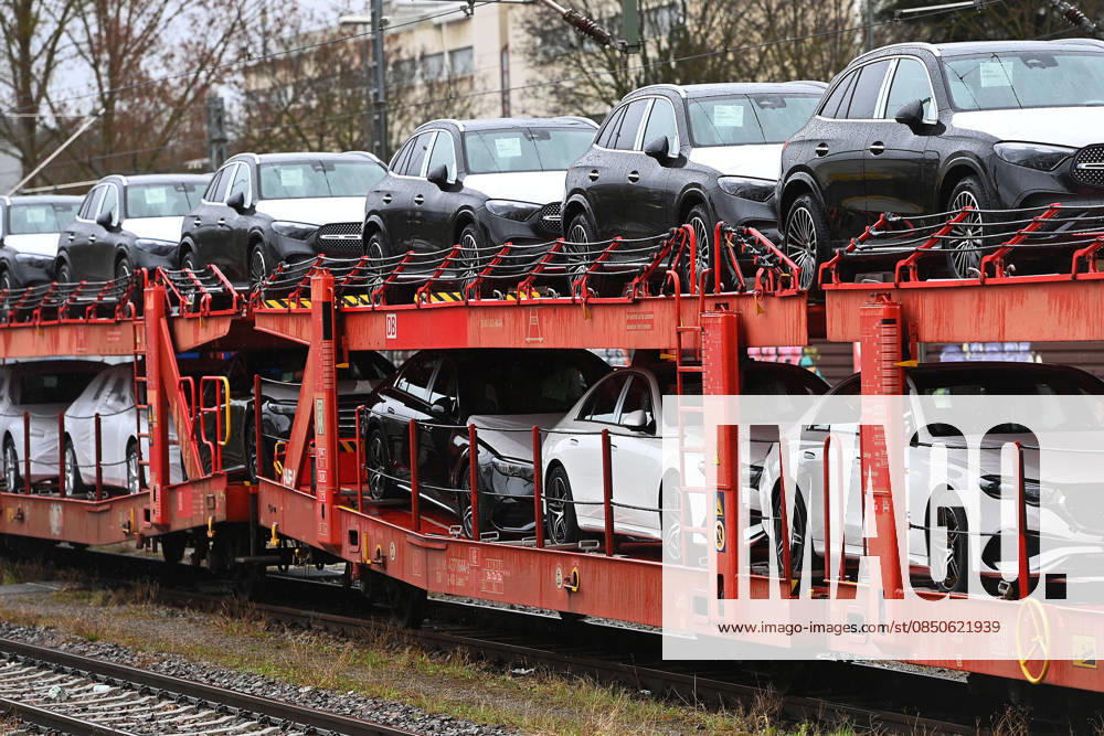 Mercedes Neuwagen,Autos sind auf Waggons verladen. Schienengueterverkehr,Gueterverkehr,Gueterzug,Autoverladung,Neuwagen,Autos der Marke Mercedes werden auf Gueterwaggons transportiert.