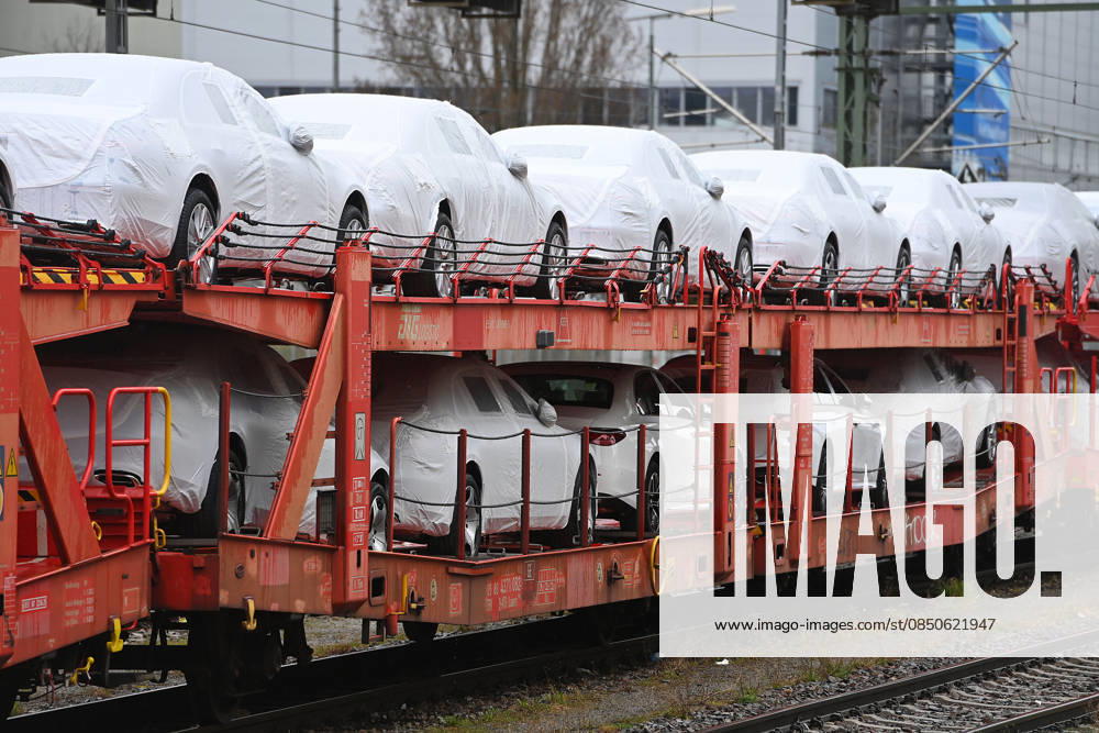 Mercedes Neuwagen,Autos sind auf Waggons verladen. Schienengueterverkehr,Gueterverkehr,Gueterzug,Autoverladung,Neuwagen,Autos der Marke Mercedes werden auf Gueterwaggons transportiert.