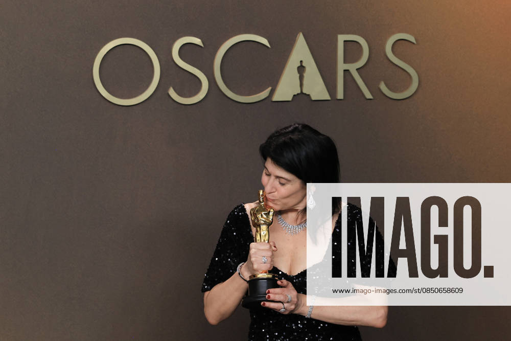 Cassandra Kulukundis poses with the award for best casting for One Battle After Another at the 98th Academy Awards ceremony in Los Angeles, USA March 15, 2026. 98th Academy Awards !ACHTUNG: NUR REDAKTIONELLE NUTZUNG!