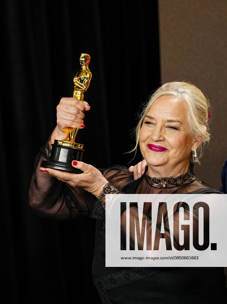 Tamara Deverell celebrates in the press photo room after winning the Best Production Design Oscar for Frankenstein during the 98th annual Academy Awards in the Hollywood section of Los Angeles on Sunday, March 15, 2026. LAP20260315364 BONNIExCASH