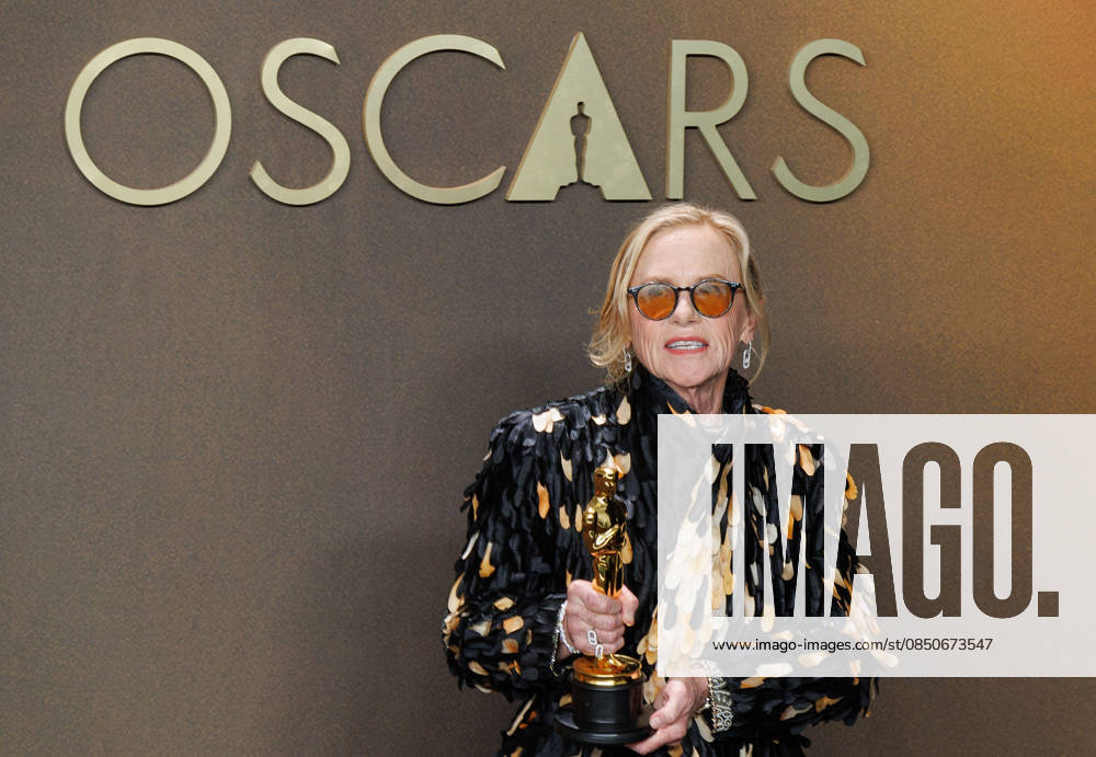 Amy Madigan, winner of the Best Actress in a Supporting Role award for â€oeWeaponsâ€Â, poses in the press room of the 98th Annual Academy Awards on Sunday March 15, 2026 at the Dolby Theater in Hollywood, California. PRENSA INTERNACIONAL Hollywood USA - ZUMAp124 20260315_zaa_p124_299