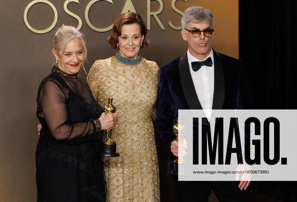 Tamara Deverell (L) and Shane Vieau (R), winners of Best Production Design for Frankenstein pose with Sigourney Weaver in the press room of the 98th Annual Academy Awards on Sunday March 15, 2026 at the Dolby Theater in Hollywood, California. PRENSA INTERNACIONAL Hollywood USA - ZUMAp124 20260315_zaa_p124_303