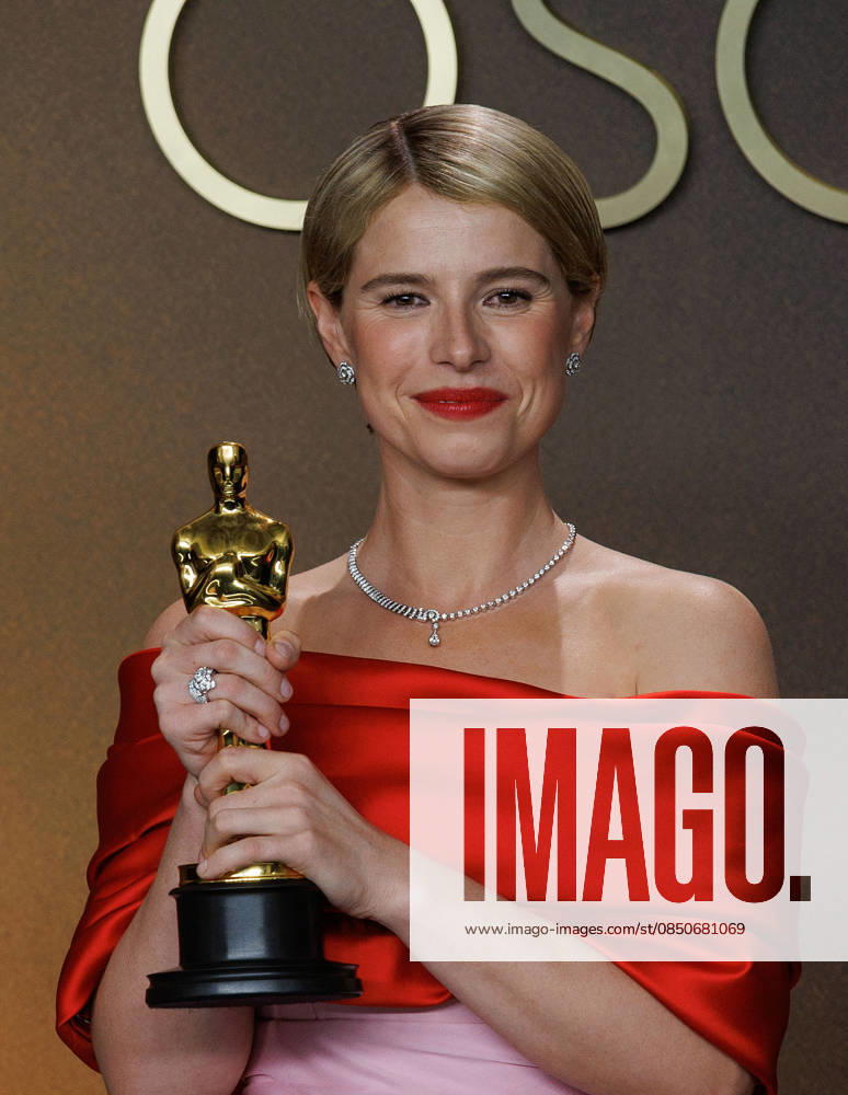 Jessie Buckley, winner of the Best Actress Award for â€oeHamnetâ€Â, poses in the press room of the 98th Annual Academy Awards on Sunday March 15, 2026 at the Dolby Theater in Hollywood, California. PRENSA INTERNACIONAL Hollywood USA - ZUMAp124 20260315_zaa_p124_350