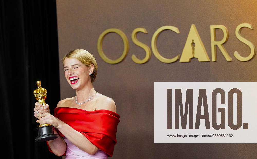 Jessie Buckley celebrates in the press photo room after winning the Best Actress in a Leading Role Oscar for Hamnet during the 98th annual Academy Awards in the Hollywood section of Los Angeles on Sunday, March 15, 2026. LAP2026031543112 BONNIExCASH