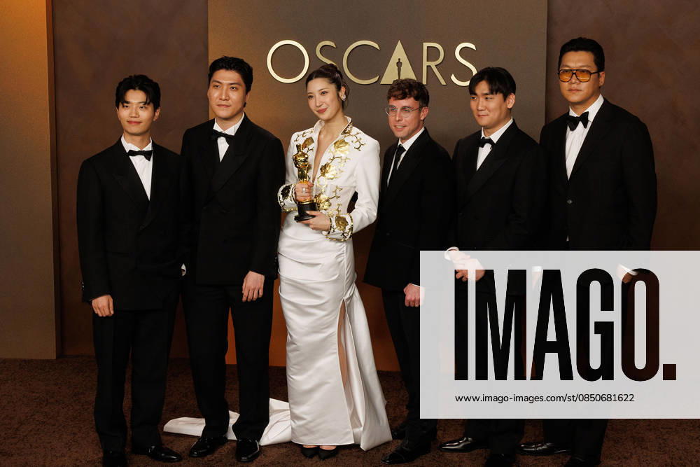 (L-R) Yuhan, ZHUN, EJAE, Mark Sonnenblick, NHD, and 24, winners of the Best Original Song for Golden from â€oeKPop Demon Hunters , pose in the press room of the 98th Annual Academy Awards on Sunday March 15, 2026 at the Dolby Theater in Hollywood, California. PRENSA INTERNACIONAL Hollywood USA - ZUMAp124 20260315_zaa_p124_380