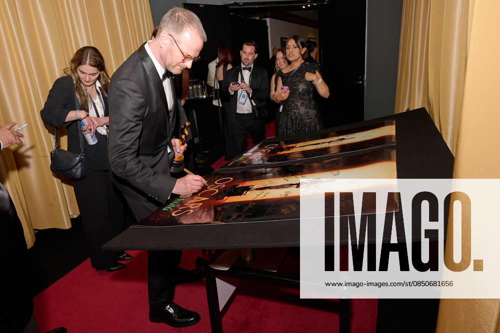 Joachim Trier backstage with the Oscar® for International Feature Film during the 98th Oscars® at Dolby® Theatre at Ovation Hollywood on Sunday, March 15, 2026. Los Angeles CA USA 350081316PLX