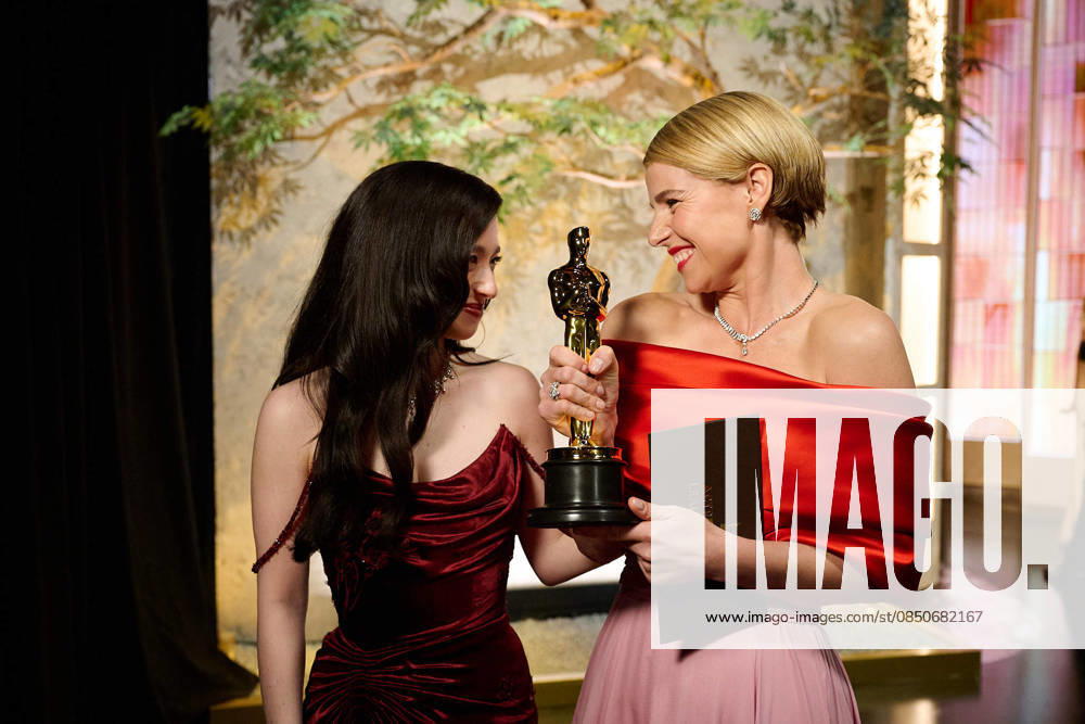 Jessie Buckley pose backstage with the OscarÂ® for Actress in a Leading Role and Mickey Madison during the 98th OscarsÂ® at DolbyÂ® Theatre at Ovation Hollywood on Sunday, March 15, 2026. Los Angeles CA USA 350081346PLX