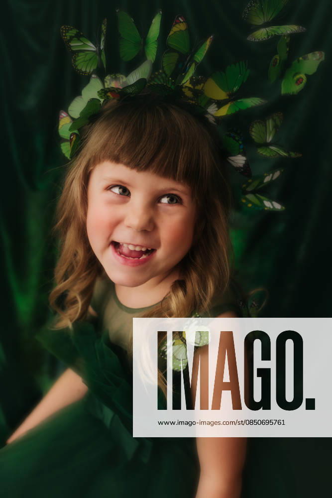 Young girl poses for camera wearing a butterfly crown and dress Sioux Falls, South Dakota, United States CR_ASWE260315-1980247-01 ,model released, Symbolfoto