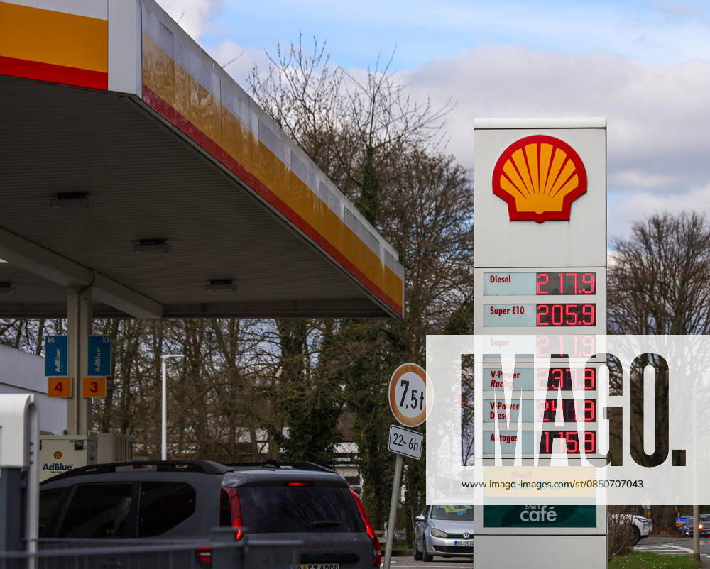 Deutschland, NRW, Tankstellen, Kraftstoffe, Die Spritpreise sind seit dem Iran-Krieg stark angestiegen und liegen jetzt schon über 2 Euro pro Liter - hier an einer Shell Tankstelle, Super E10, Diesel, V-Power, Kraftstoffpreis, Preisanstieg, Deutschland