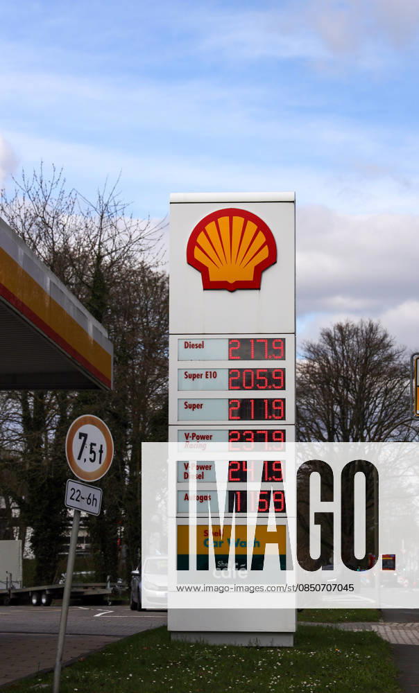 Deutschland, NRW, Tankstellen, Kraftstoffe, Die Spritpreise sind seit dem Iran-Krieg stark angestiegen und liegen jetzt schon über 2 Euro pro Liter - hier an einer Shell Tankstelle, Super E10, Diesel, V-Power, Kraftstoffpreis, Preisanstieg, Deutschland