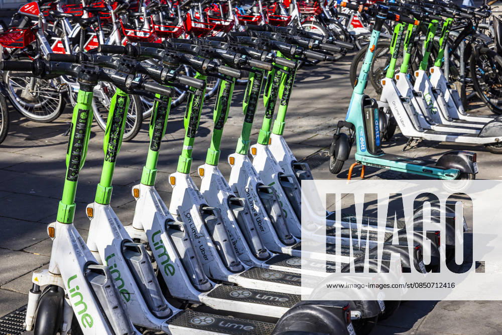 In Reih und Glied. Selten sieht man Leifahrräder und E-Scooter so ordentlich aufgestellt. 12.03.2026, Stuttgart, Baden-Württemberg, Deutschland