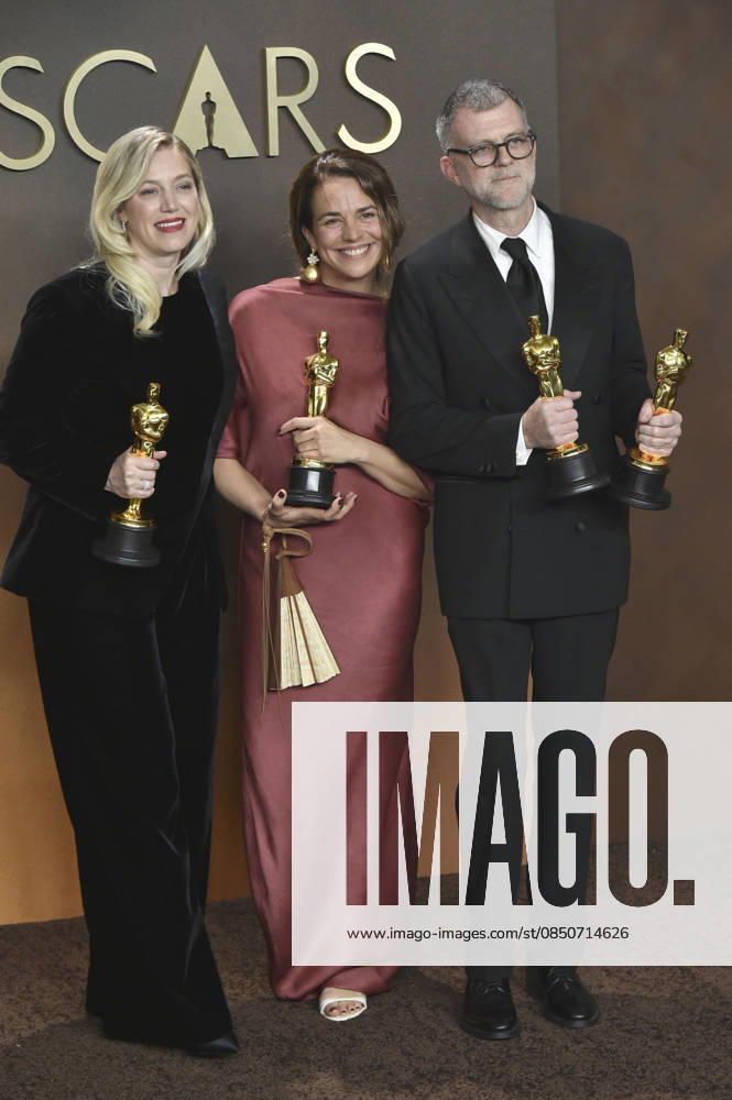 Sara Murphy mit dem Oscar für den besten Film, Carmen Ruiz de Huidobro und Paul Thomas Anderson mit den Oscars für den besten Film, für die beste Regie und das adaptierte Drehbuch zu Blood & Sinners beim Preisträger-Photocall der Oscar Verleihung 2026 98th Annual Academy Awards im Dolby Theatre. Los Angeles