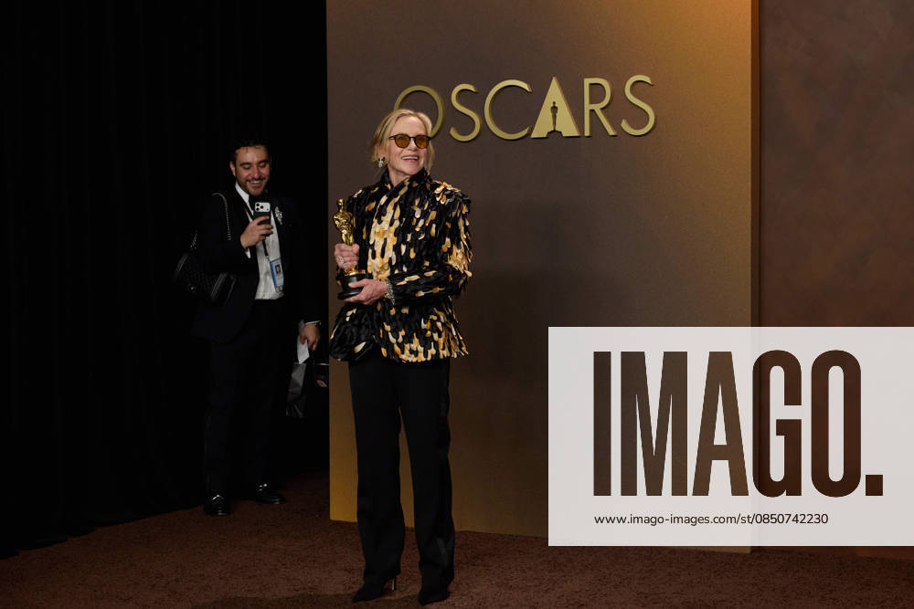 Amy Madigan poses backstage during the live 98th Oscars® at the Dolby Theatre at Ovation Hollywood in Los Angeles, CA, on Sunday, March 15, 2026. Los Angeles CA USA 350081354PLX