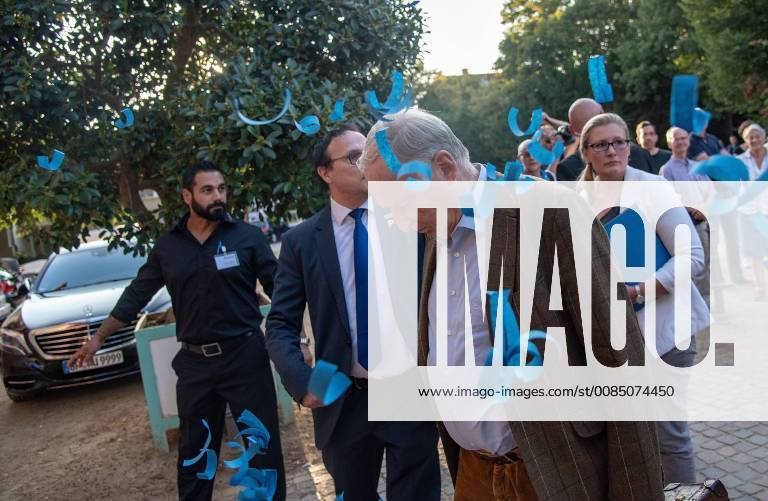 Politik, Grossveranstaltung der Alternative fuer Deutschland in der Orangerie in Darmstadt und Demonstration gegen die AfD und Fest der Vielfalt, Toleranz und Solidarität, emonline, deloka, dewirt,i, azpoli, azlahe, v.l. Dr. Alexander Gauland (Parteivorsitzender der Alternative fuer Deutschland AfD) wird von einem Fan vom SV Darmstadt 98 mit blauem Konfetti beworfen vor dem Eingang in die Orangerie Politik, Grossveranstaltung der Alternativ fuer Deutschland und Demonstration