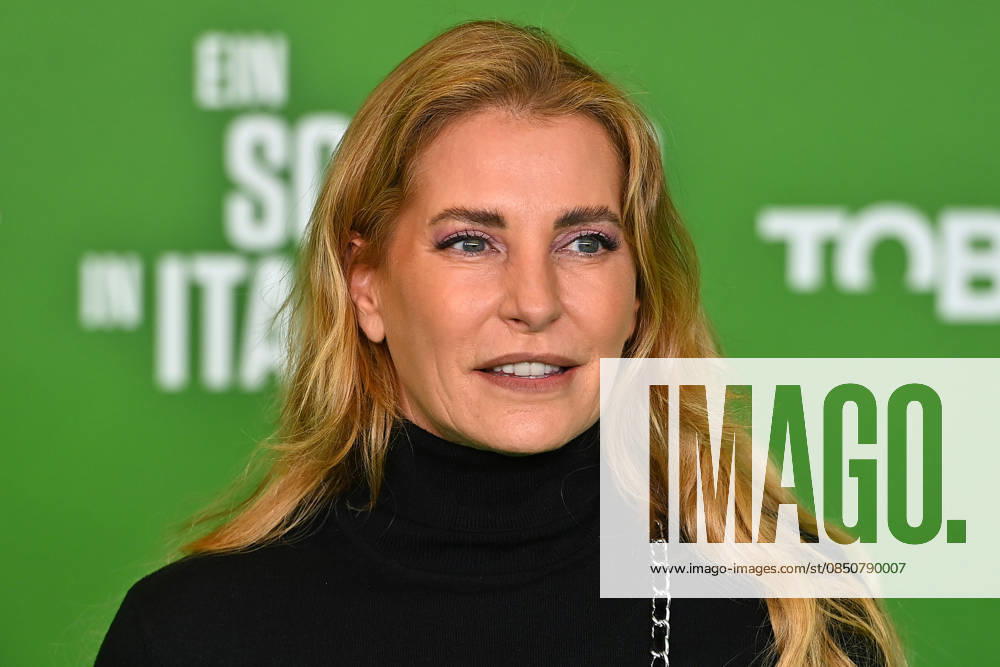 Giulia SIEGEL, Einzelbild,angeschnittenes Einzelmotiv,Portrait,Portraet. Premiere EIN SOMMER IN ITALIEN-WM 1990. am 16.03.20226 im Mathaeser Kino in Muenchen. Roter Teppich,Red Carpet.