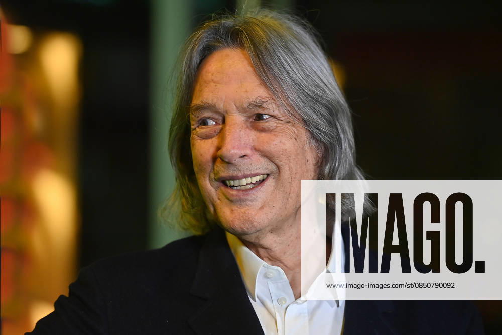 Hans Wilhelm MUELLER WOHLFAHRT, Einzelbild,angeschnittenes Einzelmotiv,Portrait,Portraet. Premiere EIN SOMMER IN ITALIEN-WM 1990. am 16.03.20226 im Mathaeser Kino in Muenchen. Roter Teppich,Red Carpet.