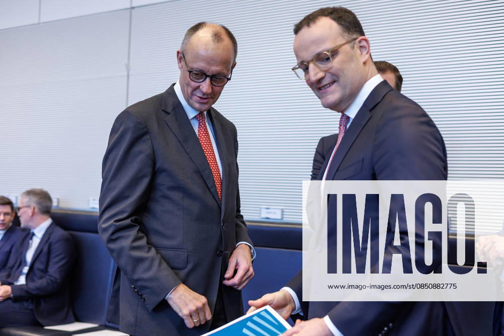 Fraktionssitzung CDU CSU Friedrich Merz (CDU), Fraktionsvorsitzender und Jens Spahn bei einer Fraktionssitzung am 17.03.2026 in Berlin. Berlin Berlin Deutschland Bundestag