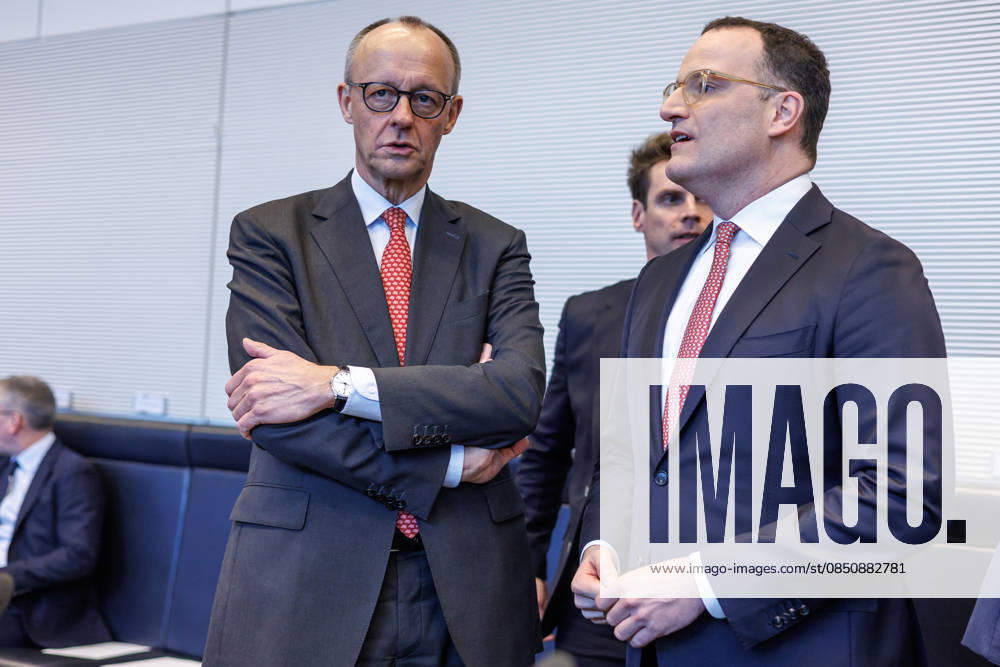 Fraktionssitzung CDU CSU Friedrich Merz (CDU), Fraktionsvorsitzender und Jens Spahn bei einer Fraktionssitzung am 17.03.2026 in Berlin. Berlin Berlin Deutschland Bundestag