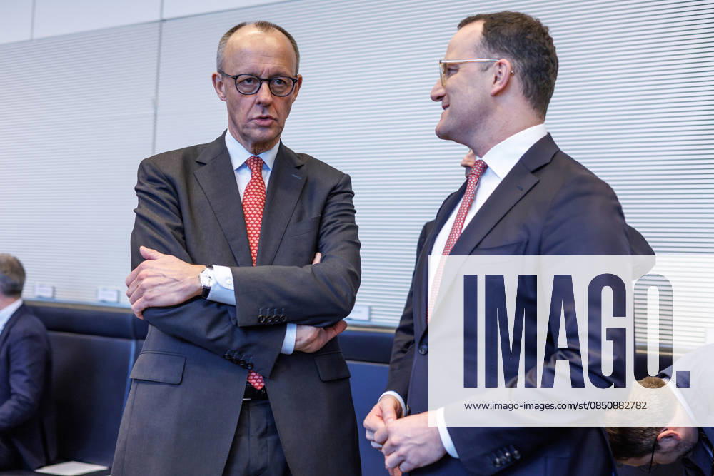 Fraktionssitzung CDU CSU Friedrich Merz (CDU), Fraktionsvorsitzender und Jens Spahn bei einer Fraktionssitzung am 17.03.2026 in Berlin. Berlin Berlin Deutschland Bundestag