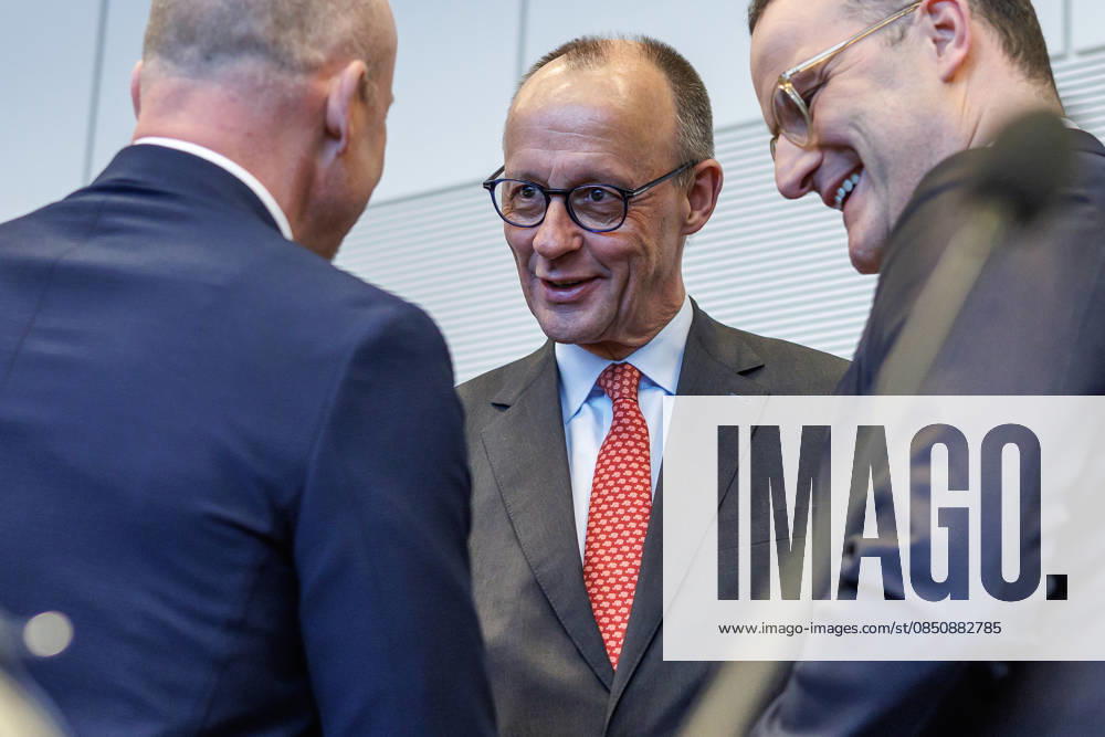 Fraktionssitzung CDU CSU Friedrich Merz (CDU), Fraktionsvorsitzender und Jens Spahn bei einer Fraktionssitzung am 17.03.2026 in Berlin. Berlin Berlin Deutschland Bundestag