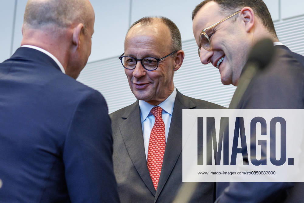 Fraktionssitzung CDU CSU Friedrich Merz (CDU), Fraktionsvorsitzender und Jens Spahn bei einer Fraktionssitzung am 17.03.2026 in Berlin. Berlin Berlin Deutschland Bundestag