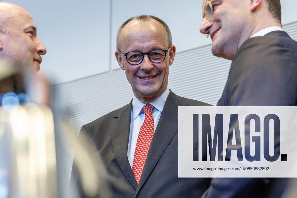 Fraktionssitzung CDU CSU Friedrich Merz (CDU), Fraktionsvorsitzender und Jens Spahn bei einer Fraktionssitzung am 17.03.2026 in Berlin. Berlin Berlin Deutschland Bundestag