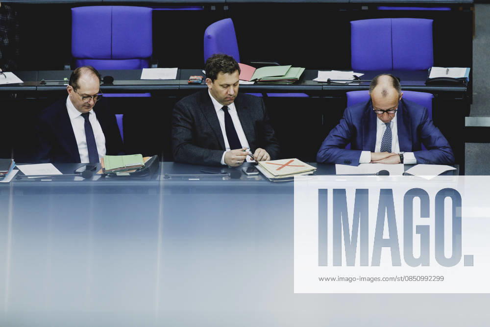 (R-L) Friedrich Merz (CDU), Bundeskanzler, Lars Klingbeil, Bundesminister der Finanzen, und Alexander Dobrindt (CSU), Bundesminister des Innern, aufgenommen im Rahmen der Debatte zur Regierungserklaerung im Deutschen Bundestag in Berlin, 18.03.2026. Berlin Deutschland