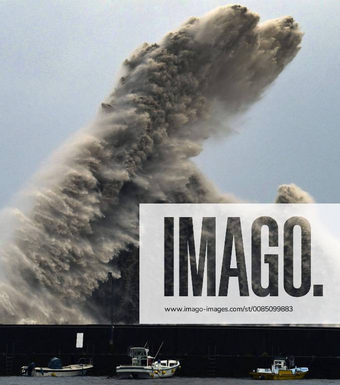 Powerful typhoon threatens Japan High waves triggered by Typhoon Cimaron batter a breakwater in Aki, Kochi Prefecture, western Japan, on Aug. 23, 2018.