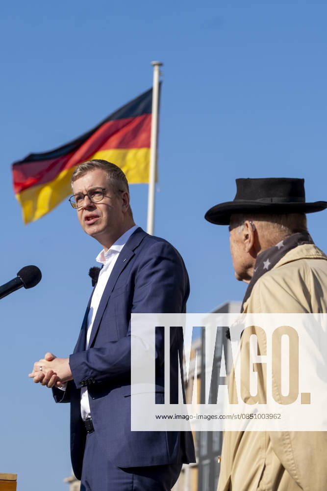 Feierstunde Aktion 18. März Deutschland, Berlin, 18.03.2026, Bürgermeister und Senator für Finanzen Stefan Evers, rechts: Initiator Volker Schröter, Brandenburger Tor, Â