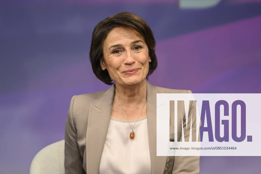 V.l.: Sandra Maischberger, GER, Berlin, Studio, zu Gast bei Maischberger, politische Talkshow, TV, Format, mit Moderatorin Sandra Maischberger, Das Erste, aus Adlershof Am Studio 20, Thema: 18. Maerz 2026, f. l. t. r.: GER, Berlin, studio, guest on Maischberger, political talk show, TV, program, hosted by Sandra Maischberger, Das Erste, from Adlershof Am Studio 20, Topic: March 17, 2026