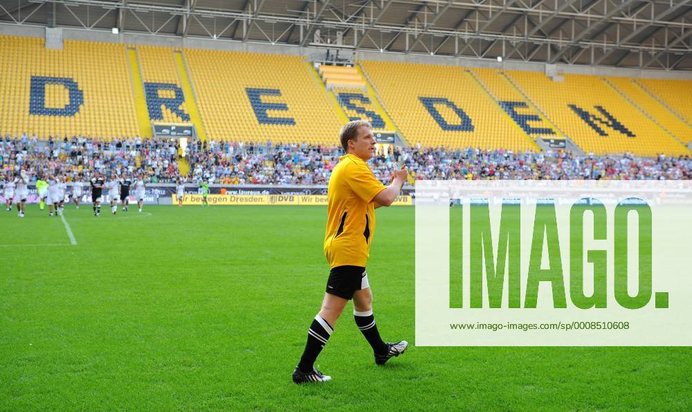 Dresden, Glücksgas Stadion: Benefiz Fussballspiel der Laureus Stiftung: Oliver Pocher bedankt sich im Trikot von Dynamo Dresden bei den Zuschauern.