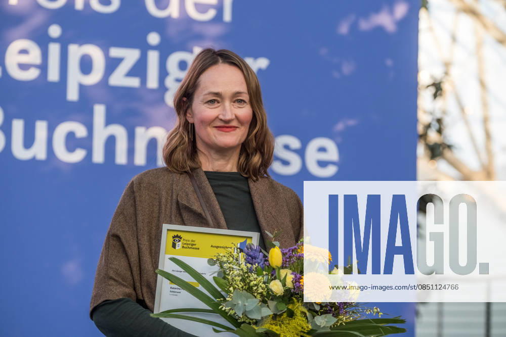 Erster Tag der Leipziger Buchmesse 2026 in Leipzig: Besucher strömen durch die Hallen, informieren sich über Neuerscheinungen und verfolgen Lesungen sowie Gespräche mit Autoren. Die Buchmesse zählt zu den wichtigsten Veranstaltungen der Literatur- und Verlagsbranche im deutschsprachigen Raum. Preisverleihung des Preis der Leipziger Buchmesse 2026 in Leipzig: Ausgezeichnet werden herausragende Werke in den Kategorien Belletristik, Sachbuch Essayistik und Übersetzung. Die Ehrung gilt als eine der bedeutendsten Literaturauszeichnungen Deutschlands und zieht große mediale Aufmerksamkeit auf sich. Siegerin Belletristik Katharina Poladja Leipziger Buchmesse 2026 Tag 1