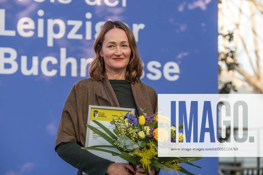 Erster Tag der Leipziger Buchmesse 2026 in Leipzig: Besucher strömen durch die Hallen, informieren sich über Neuerscheinungen und verfolgen Lesungen sowie Gespräche mit Autoren. Die Buchmesse zählt zu den wichtigsten Veranstaltungen der Literatur- und Verlagsbranche im deutschsprachigen Raum. Preisverleihung des Preis der Leipziger Buchmesse 2026 in Leipzig: Ausgezeichnet werden herausragende Werke in den Kategorien Belletristik, Sachbuch Essayistik und Übersetzung. Die Ehrung gilt als eine der bedeutendsten Literaturauszeichnungen Deutschlands und zieht große mediale Aufmerksamkeit auf sich. Siegerin Belletristik Katharina Poladja Leipziger Buchmesse 2026 Tag 1