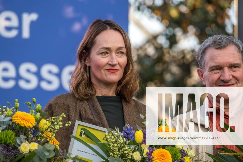 Erster Tag der Leipziger Buchmesse 2026 in Leipzig: Besucher strömen durch die Hallen, informieren sich über Neuerscheinungen und verfolgen Lesungen sowie Gespräche mit Autoren. Die Buchmesse zählt zu den wichtigsten Veranstaltungen der Literatur- und Verlagsbranche im deutschsprachigen Raum. Preisverleihung des Preis der Leipziger Buchmesse 2026 in Leipzig: Ausgezeichnet werden herausragende Werke in den Kategorien Belletristik, Sachbuch Essayistik und Übersetzung. Die Ehrung gilt als eine der bedeutendsten Literaturauszeichnungen Deutschlands und zieht große mediale Aufmerksamkeit auf sich. Siegerin Belletristik Katharina Poladja Leipziger Buchmesse 2026 Tag 1