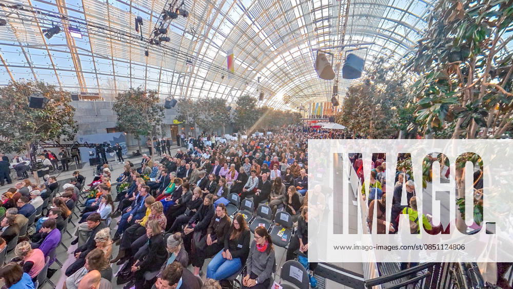 Erster Tag der Leipziger Buchmesse 2026 in Leipzig: Besucher strömen durch die Hallen, informieren sich über Neuerscheinungen und verfolgen Lesungen sowie Gespräche mit Autoren. Die Buchmesse zählt zu den wichtigsten Veranstaltungen der Literatur- und Verlagsbranche im deutschsprachigen Raum. Preisverleihung des Preis der Leipziger Buchmesse 2026 in Leipzig: Ausgezeichnet werden herausragende Werke in den Kategorien Belletristik, Sachbuch Essayistik und Übersetzung. Die Ehrung gilt als eine der bedeutendsten Literaturauszeichnungen Deutschlands und zieht große mediale Aufmerksamkeit auf sich. Leipziger Buchmesse 2026 Tag 1
