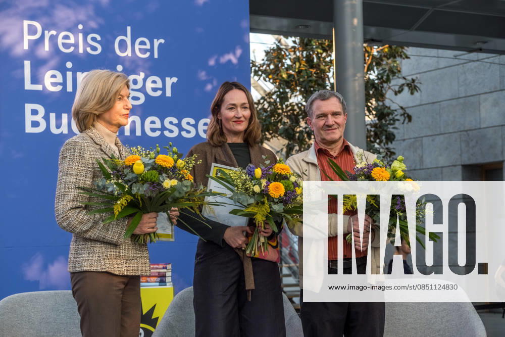 Erster Tag der Leipziger Buchmesse 2026 in Leipzig: Besucher strömen durch die Hallen, informieren sich über Neuerscheinungen und verfolgen Lesungen sowie Gespräche mit Autoren. Die Buchmesse zählt zu den wichtigsten Veranstaltungen der Literatur- und Verlagsbranche im deutschsprachigen Raum. Preisverleihung des Preis der Leipziger Buchmesse 2026 in Leipzig: Ausgezeichnet werden herausragende Werke in den Kategorien Belletristik, Sachbuch Essayistik und Übersetzung. Die Ehrung gilt als eine der bedeutendsten Literaturauszeichnungen Deutschlands und zieht große mediale Aufmerksamkeit auf sich. Hier Manfred Gmeiner, Katharina Poladjan, Marie-Janine Calic Leipziger Buchmesse 2026 Tag 1