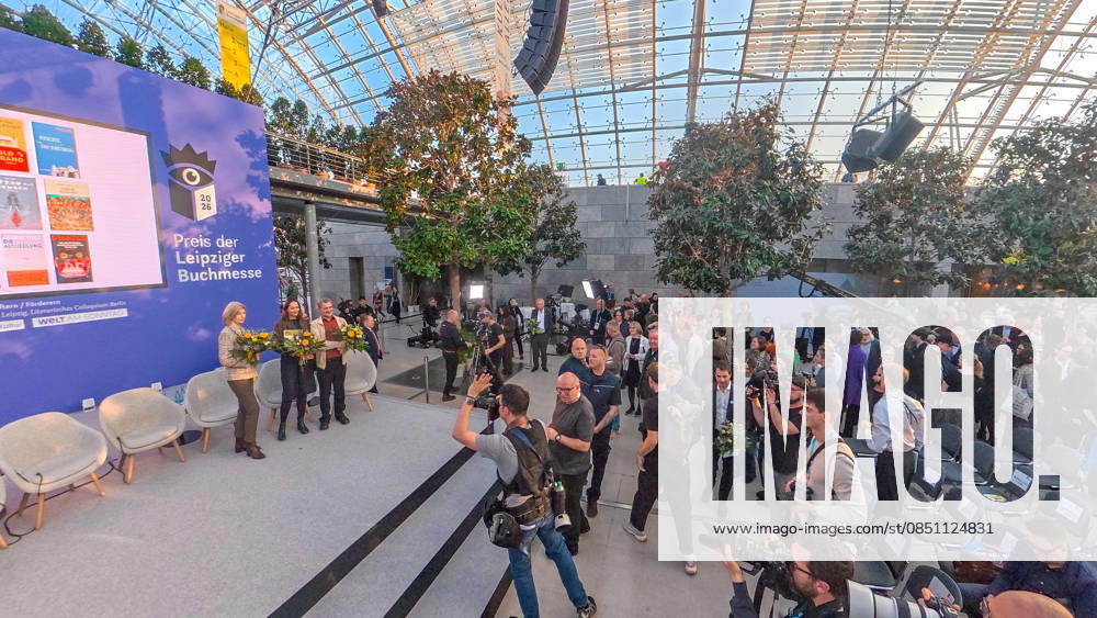 Erster Tag der Leipziger Buchmesse 2026 in Leipzig: Besucher strömen durch die Hallen, informieren sich über Neuerscheinungen und verfolgen Lesungen sowie Gespräche mit Autoren. Die Buchmesse zählt zu den wichtigsten Veranstaltungen der Literatur- und Verlagsbranche im deutschsprachigen Raum. Preisverleihung des Preis der Leipziger Buchmesse 2026 in Leipzig: Ausgezeichnet werden herausragende Werke in den Kategorien Belletristik, Sachbuch Essayistik und Übersetzung. Die Ehrung gilt als eine der bedeutendsten Literaturauszeichnungen Deutschlands und zieht große mediale Aufmerksamkeit auf sich. Hier Manfred Gmeiner, Katharina Poladjan, Marie-Janine Calic Leipziger Buchmesse 2026 Tag 1
