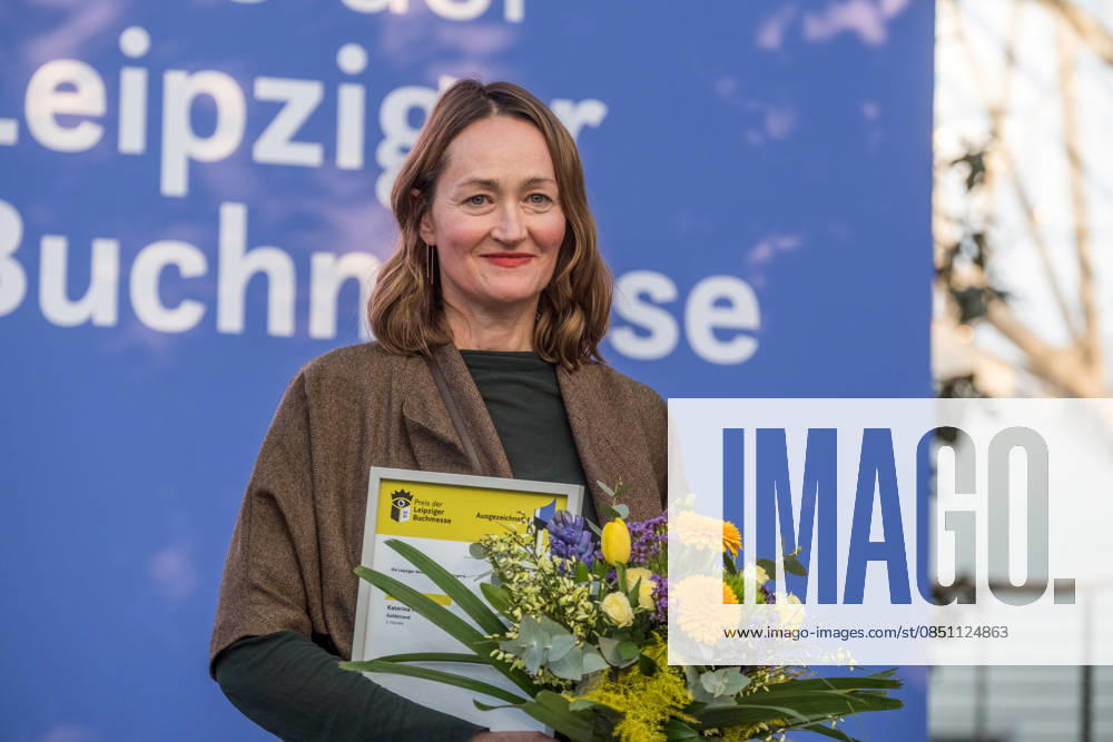 Erster Tag der Leipziger Buchmesse 2026 in Leipzig: Besucher strömen durch die Hallen, informieren sich über Neuerscheinungen und verfolgen Lesungen sowie Gespräche mit Autoren. Die Buchmesse zählt zu den wichtigsten Veranstaltungen der Literatur- und Verlagsbranche im deutschsprachigen Raum. Preisverleihung des Preis der Leipziger Buchmesse 2026 in Leipzig: Ausgezeichnet werden herausragende Werke in den Kategorien Belletristik, Sachbuch Essayistik und Übersetzung. Die Ehrung gilt als eine der bedeutendsten Literaturauszeichnungen Deutschlands und zieht große mediale Aufmerksamkeit auf sich. Siegerin Belletristik Katharina Poladja Leipziger Buchmesse 2026 Tag 1
